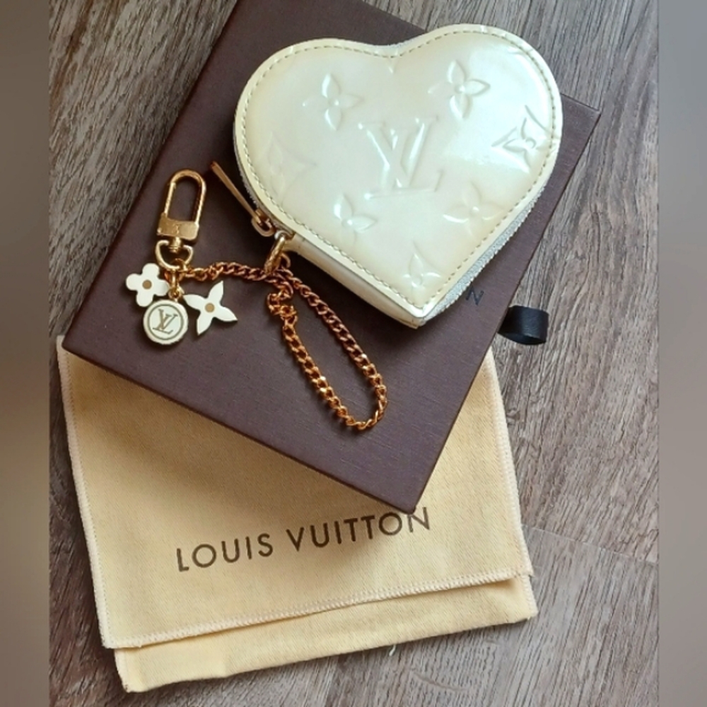 Authentic Louis Vuitton Monogram Vernis Porte Monnaie Couer Perle